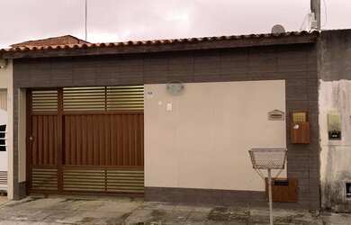 Imagem: A casa possui 2 Dormitórios, 1 Banheiro, 2 Vagas na garagem