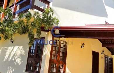 Imagem: A casa possui 4 Dormitórios, 4 Banheiros, 5 Vagas na garagem