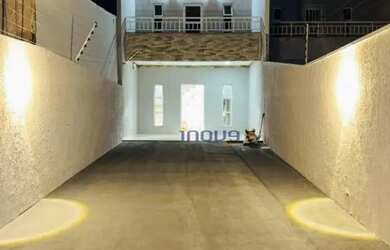 Imagem: A casa possui 3 Dormitórios, 3 Banheiros, 5 Vagas na garagem