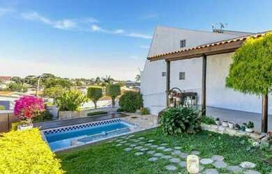 Imagem: A casa possui 3 Dormitórios, 4 Banheiros, 5 Vagas na garagem