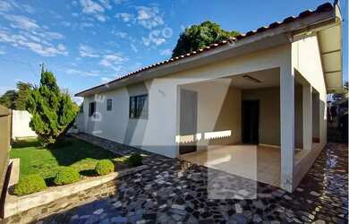 Imagem: A casa possui 3 Dormitórios, 1 Banheiro, 1 Vaga na garagem