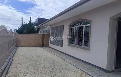 Imagem: A casa possui 3 Dormitórios, 1 Banheiro, 2 Vagas na garagem