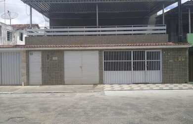 Imagem: A casa possui 4 Dormitórios, 2 Banheiros, 1 Vaga na garagem