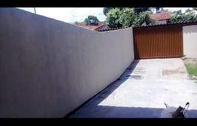 Imagem: A casa possui 3 Dormitórios, 2 Banheiros, 1 Vaga na garagem