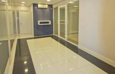 Imagem: O depósito possui 5 Vagas na garagem, 242m² de Área e está