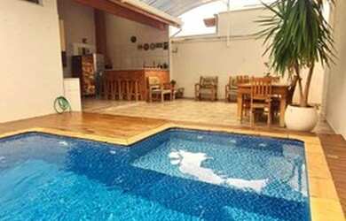 Imagem: A casa possui 4 Dormitórios, 3 Banheiros, 2 Vagas na garagem