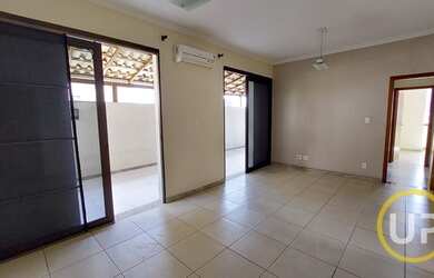 Imagem: A casa possui 3 Dormitórios, 3 Banheiros, 2 Vagas na garagem