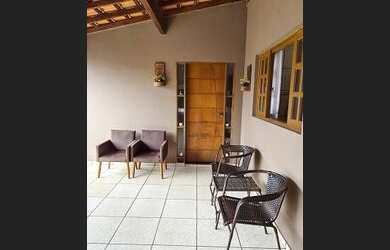 Imagem: A casa possui 3 Dormitórios, 1 Banheiro, 1 Vaga na garagem