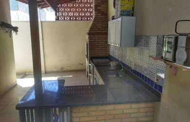 Imagem: A casa possui 3 Dormitórios, 2 Banheiros, 2 Vagas na garagem