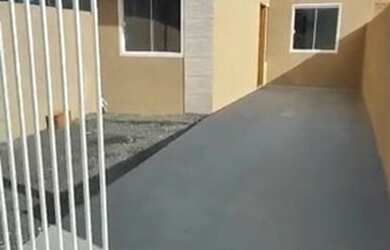 Imagem: A casa possui 2 Dormitórios, 1 Banheiro, 2 Vagas na garagem