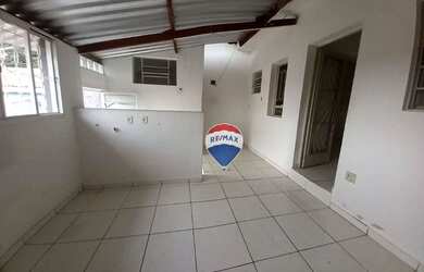 Imagem: A casa possui 2 Dormitórios, 1 Banheiro, 2 Vagas na garagem