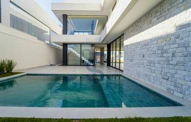 Imagem 10: Sobrado em condominio na Zona Sul com móveis planejados e elevador instalado