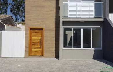 Imagem: A casa possui 3 Dormitórios, 2 Banheiros, 2 Vagas na garagem