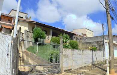 Imagem: A casa possui 3 Dormitórios, 2 Banheiros, 3 Vagas na garagem