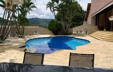 Imagem: A casa possui 4 Dormitórios, 5 Banheiros, 2 Vagas na garagem