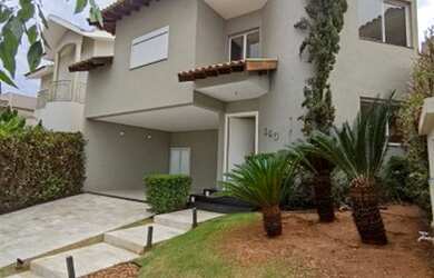 Imagem: A casa possui 3 Dormitórios, 5 Banheiros, 4 Vagas na garagem