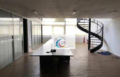 Imagem: O depósito possui 4 Vagas na garagem, 190m² de Área e está