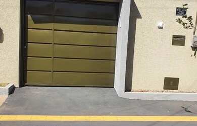 Imagem: A casa possui 3 Dormitórios, 2 Banheiros, 1 Vaga na garagem