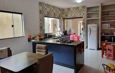 Imagem: A casa possui 3 Dormitórios, 3 Banheiros, 4 Vagas na garagem