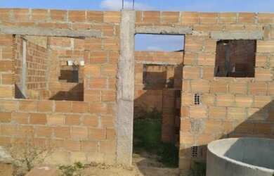 Imagem: A casa possui 1 Dormitório, 1 Banheiro, 1 Vaga na garagem