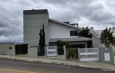 Imagem: A casa possui 3 Dormitórios, 1 Banheiro, 2 Vagas na garagem