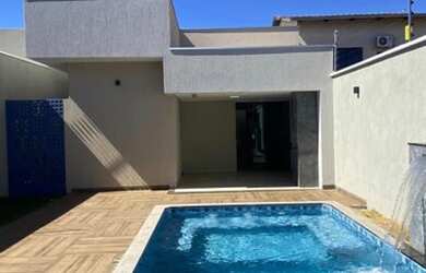 Imagem: A casa possui 3 Dormitórios, 3 Banheiros, 200m² de Área e