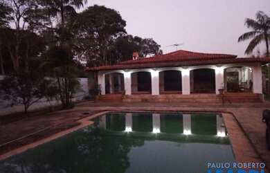 Imagem: A casa possui 4 Dormitórios, 5 Banheiros, 5 Vagas na garagem