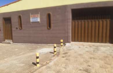 Imagem: A casa possui 2 Dormitórios, 1 Banheiro, 1 Vaga na garagem