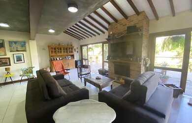 Imagem: A casa em condomínio à venda possui 3 Dormitórios, 4 Banheiros