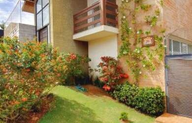 Imagem: A casa possui 4 Dormitórios, 5 Banheiros, 4 Vagas na garagem