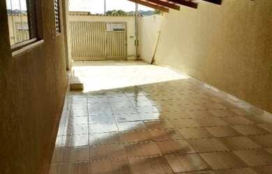 Imagem: A casa possui 3 Dormitórios, 2 Banheiros, 5 Vagas na garagem