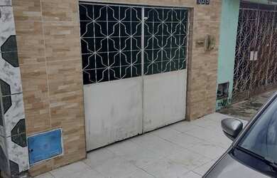 Imagem: A casa possui 2 Dormitórios, 1 Banheiro, 1 Vaga na garagem