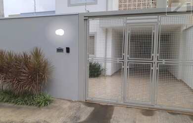 Imagem: A casa possui 3 Dormitórios, 3 Banheiros, 4 Vagas na garagem