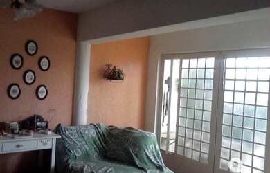 Imagem: A casa possui 3 Dormitórios, 3 Banheiros, 3 Vagas na garagem