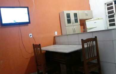 Imagem: A casa possui 1 Dormitório, 1 Banheiro, 1 Vaga na garagem