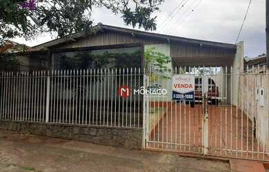 Imagem: A casa possui 3 Dormitórios, 1 Banheiro, 4 Vagas na garagem