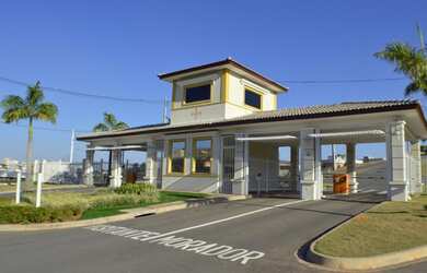 Imagem: A casa possui 4 Dormitórios, 2 Banheiros, 4 Vagas na garagem