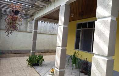 Imagem: A casa possui 3 Dormitórios, 3 Banheiros, 1 Vaga na garagem