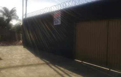 Imagem: A casa possui 3 Dormitórios, 2 Banheiros, 3 Vagas na garagem