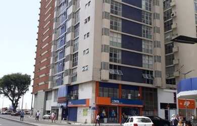 Imagem: O depósito possui 2 Vagas na garagem e 245m² de Área e está