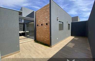 Imagem: A casa possui 2 Dormitórios, 1 Banheiro, 2 Vagas na garagem