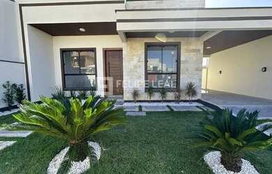 Imagem: A casa possui 3 Dormitórios, 2 Banheiros, 2 Vagas na garagem