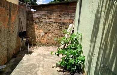 Imagem: A casa possui 2 Dormitórios, 2 Banheiros, 4 Vagas na garagem