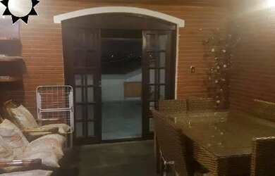 Imagem: A casa possui 2 Dormitórios, 1 Banheiro, 2 Vagas na garagem