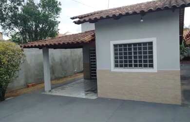 Imagem: A casa possui 3 Dormitórios, 2 Banheiros, 2 Vagas na garagem