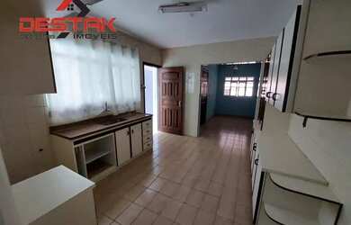 Imagem: A casa possui 2 Dormitórios, 1 Banheiro, 3 Vagas na garagem