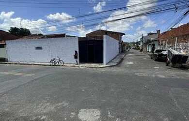 Imagem: A casa possui 1 Dormitório, 1 Banheiro, 5 Vagas na garagem