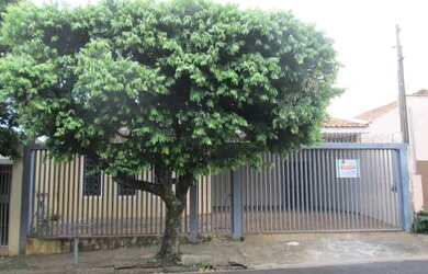 Imagem: A casa possui 3 Dormitórios, 2 Banheiros, 2 Vagas na garagem