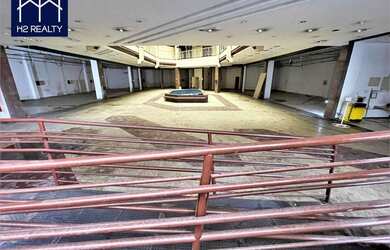 Imagem: O depósito possui 5 Vagas na garagem e 4379m² de Área e está