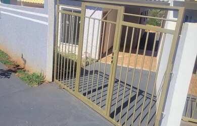 Imagem: A casa possui 2 Dormitórios, 1 Banheiro, 1 Vaga na garagem